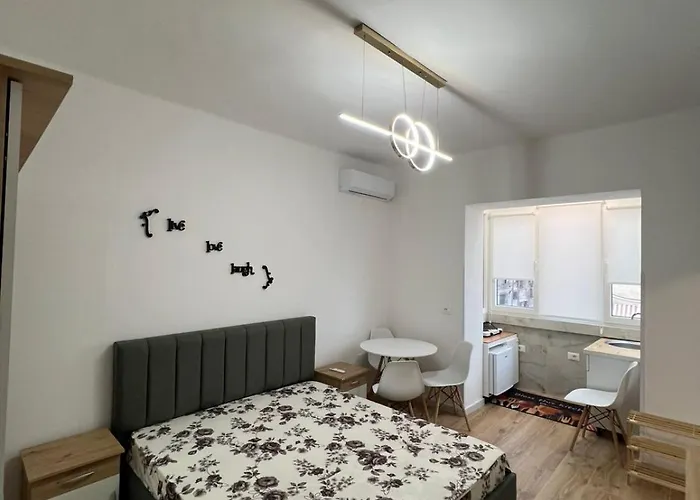 E&b Cosy 6 * 티라나